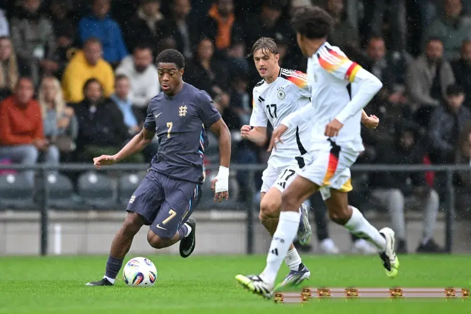 尽管年纪尚, 加纳乔, 击败德国队 尽管年纪尚, 加纳乔, 击败德国队